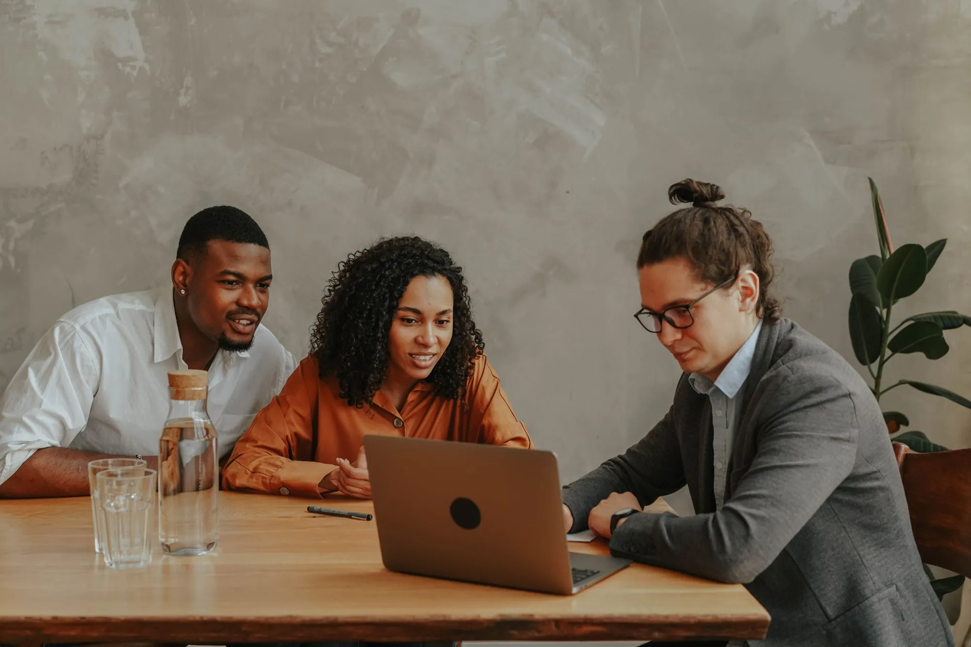 Equipo de una empresa de servicios trabajando en una oficina