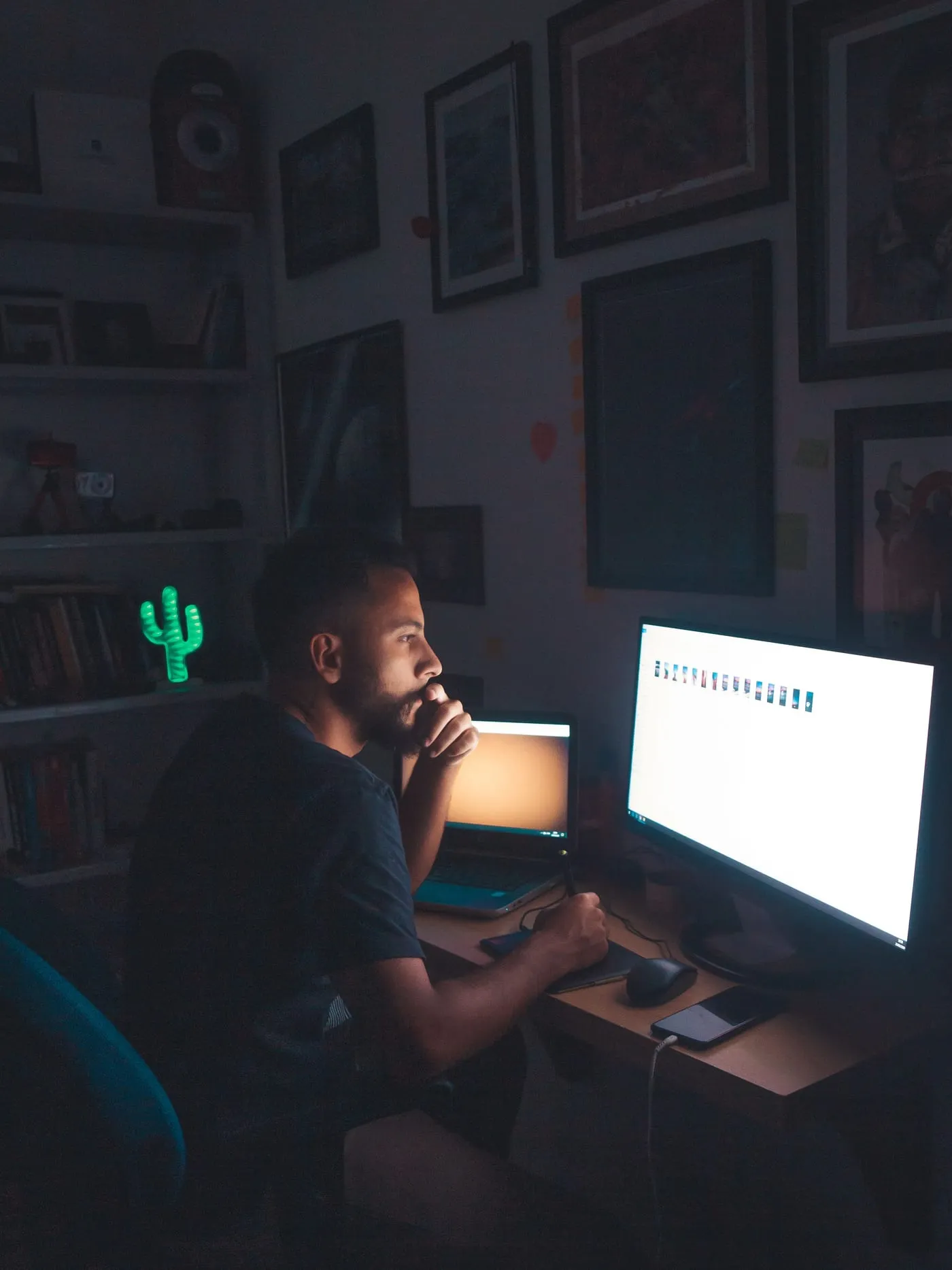 Person coding in front of a screen