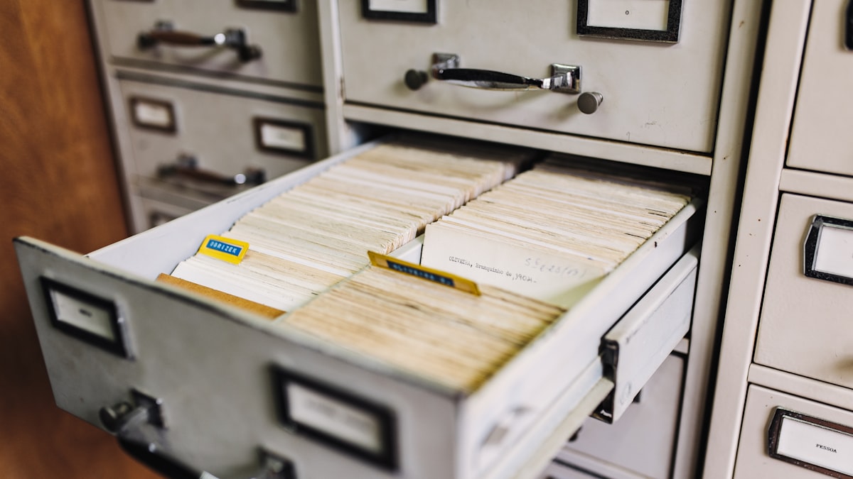Archivero de oficina con carpetas de documentos acumulados